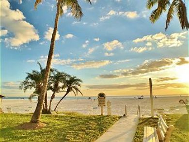 Siesta Key Newly Remodeled Vacation Rental Steps to Sand